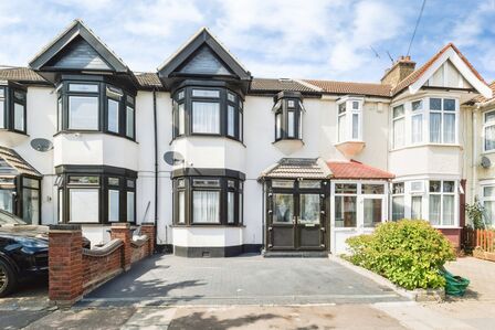 Fairfield Road, 4 bedroom Mid Terrace House for sale, &pound;700,000