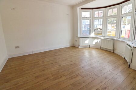 Elstree Gardens, 4 bedroom Mid Terrace House to rent, &pound;2,700 pcm