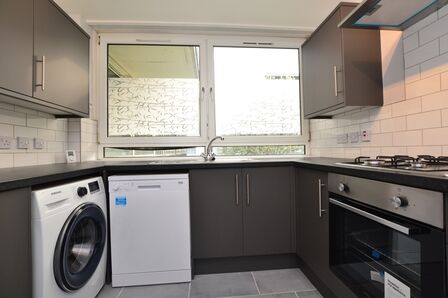 Rolls Road, 3 bedroom  Flat to rent, £2,750 pcm