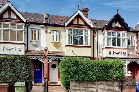 4 bedroom Mid Terrace House to rent