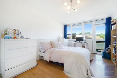 Kennington Road, 3 bedroom Flat to rent, &pound;3,000 pcm
