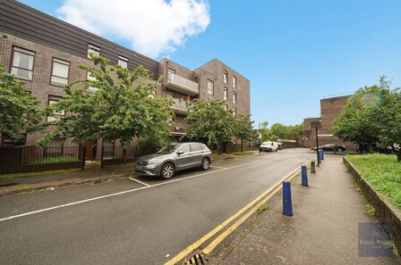 Gibson Road, 1 bedroom  Flat for sale, £365,000