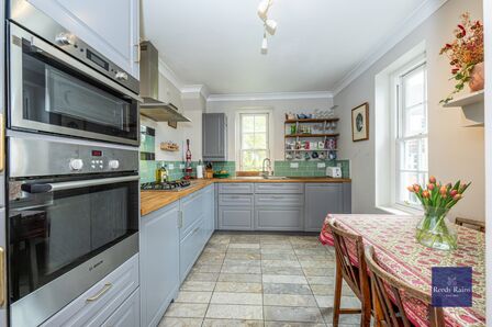 Walnut Tree Walk, 3 bedroom  Flat for sale, £600,000