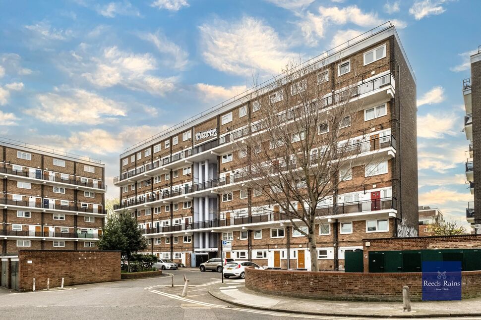 Main image of 3 bedroom Flat for sale, St. Saviours Estate, London, SE1