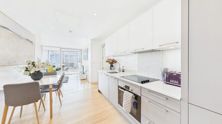 Southwark Bridge Road, 1 bedroom Flat for sale, &pound;475,000