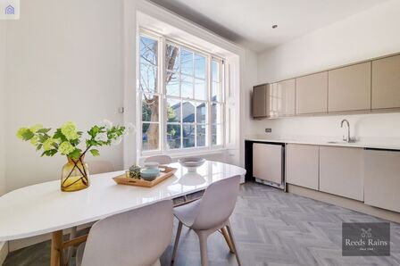 3 bedroom End Terrace Flat for sale