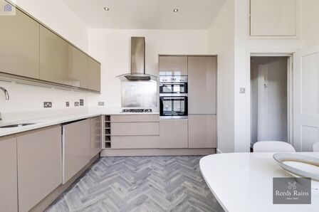 3 bedroom End Terrace Flat for sale