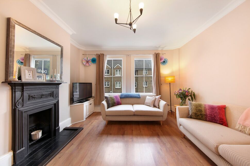 2 bedroom Mid Terrace Flat for sale
