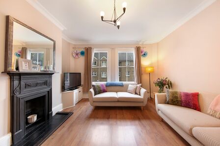 2 bedroom Mid Terrace Flat for sale