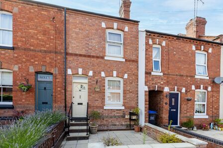 2 bedroom Mid Terrace House for sale
