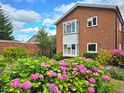Whites Row, 2 bedroom  Flat for sale, £180,000