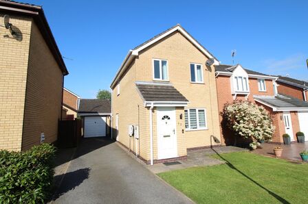 Kestrel Close, 3 bedroom Detached House to rent, £1,350 pcm