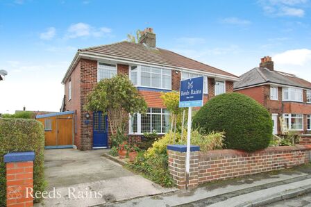 Clifton Avenue, 3 bedroom Semi Detached House for sale, £250,000