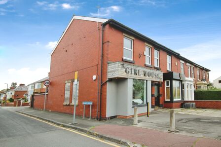 Towngate, 2 bedroom Semi Detached Flat to rent, £695 pcm
