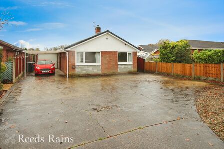 Runshaw Lane, 3 bedroom Detached Bungalow for sale, £295,000