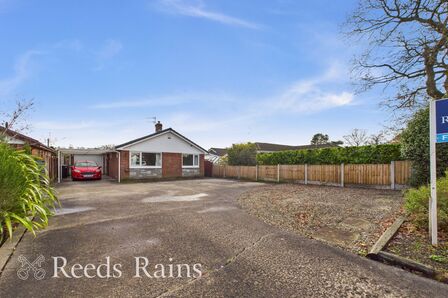 Runshaw Lane, 3 bedroom Detached Bungalow for sale, £295,000