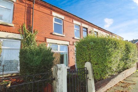 School Lane, 3 bedroom Mid Terrace House to rent, £900 pcm