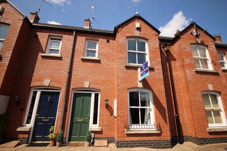 Downshire Hall, 3 bedroom Mid Terrace House to rent, £1,400 pcm