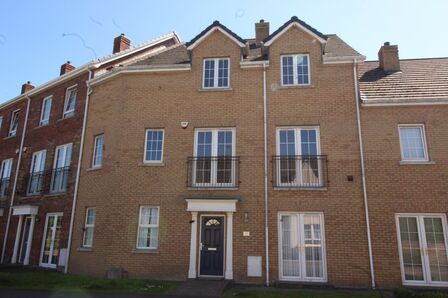 Holstein Way, 5 bedroom Mid Terrace House to rent, £1,800 pcm