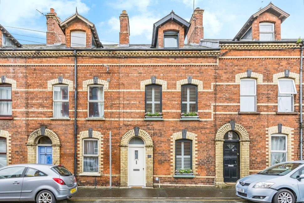 3 bedroom Mid Terrace House for sale