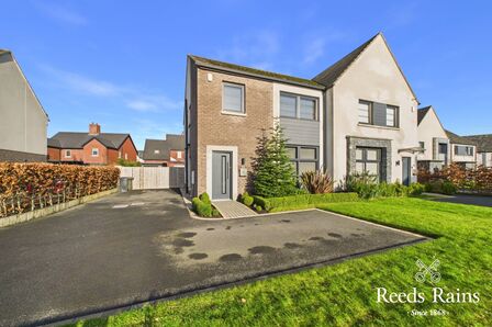 Fairfields Glen, 4 bedroom Semi Detached House for sale, &pound;299,950