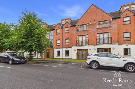 Redwood Grove, 2 bedroom Flat for sale, &pound;165,000
