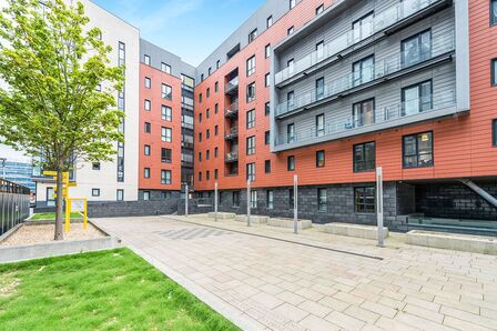 Plaza Boulevard, 2 bedroom  Flat to rent, £1,000 pcm
