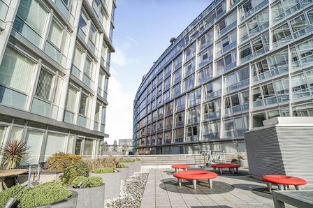 Strand Street, 2 bedroom  Flat to rent, £1,250 pcm