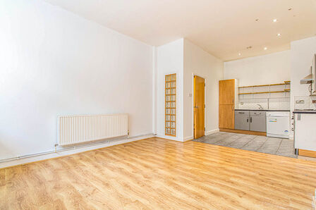 Sir Thomas Street, 3 bedroom  Flat to rent, £1,200 pcm