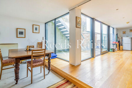 Shaw Street, 2 bedroom  Flat for sale, £225,000