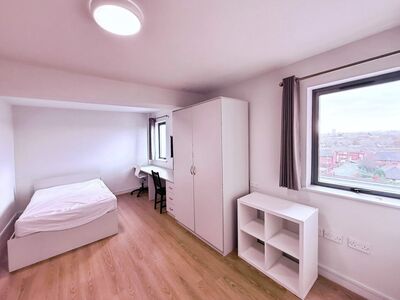 Chatham Place, 1 bedroom Flat to rent, &pound;675 pcm