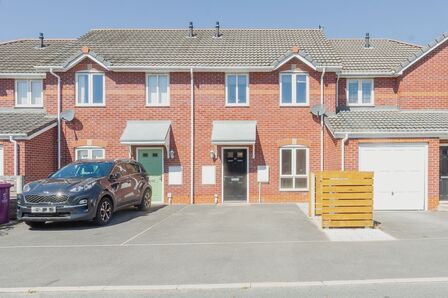 Harbour Drive, 3 bedroom Mid Terrace House to rent, £1,000 pcm