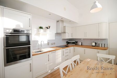 Crosshall Street, 2 bedroom  Flat for sale, £140,000