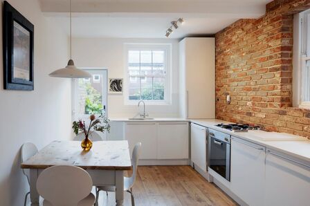 Hope Street, 3 bedroom  Flat to rent, £2,550 pcm