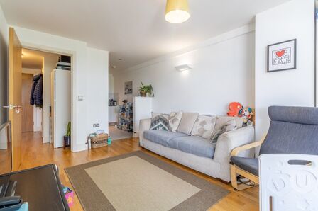 Standish Street, 2 bedroom  Flat to rent, £1,100 pcm