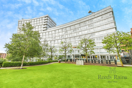 Strand Street, 2 bedroom  Flat for sale, £210,000