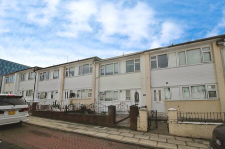 3 bedroom Mid Terrace House for sale