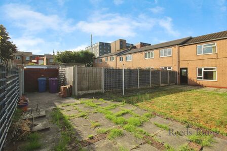 4 bedroom Mid Terrace House for sale