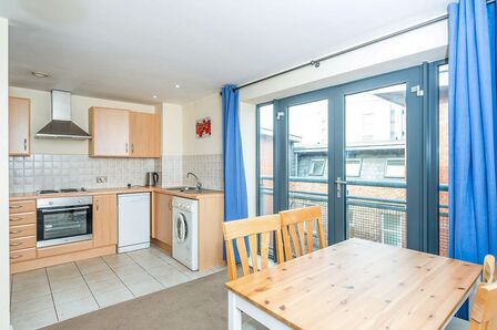 Madison Square, 1 bedroom  Flat for sale, £130,000
