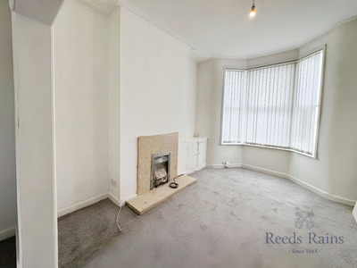 Daisy Street, 3 bedroom Mid Terrace Flat to rent, £800 pcm