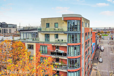 London Road, 4 bedroom Flat for sale, &pound;150,000