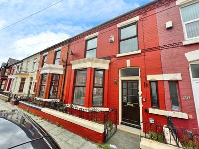 3 bedroom Mid Terrace House for sale