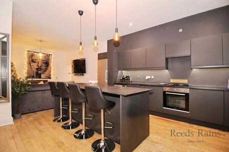 2 bedroom Flat for sale