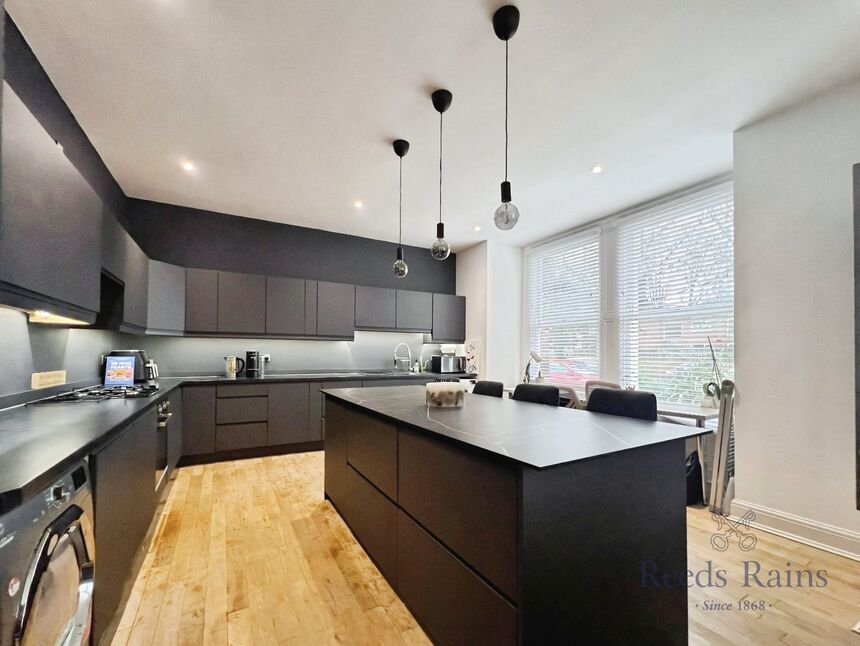 2 bedroom Flat for sale