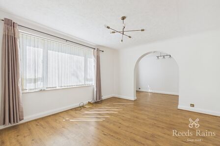 Cromptons Court, 2 bedroom Flat to rent, &pound;950 pcm