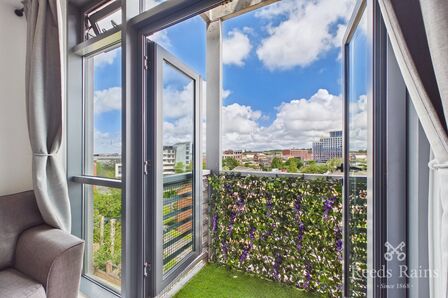 2 bedroom Flat for sale