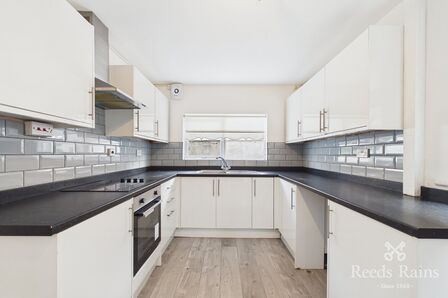 3 bedroom Mid Terrace House for sale