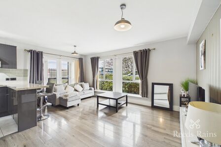 2 bedroom Flat for sale