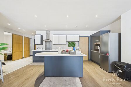 Rumford Street, 3 bedroom Flat to rent, &pound;1,750 pcm
