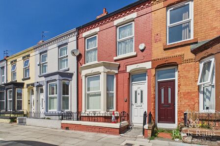 3 bedroom Mid Terrace House for sale